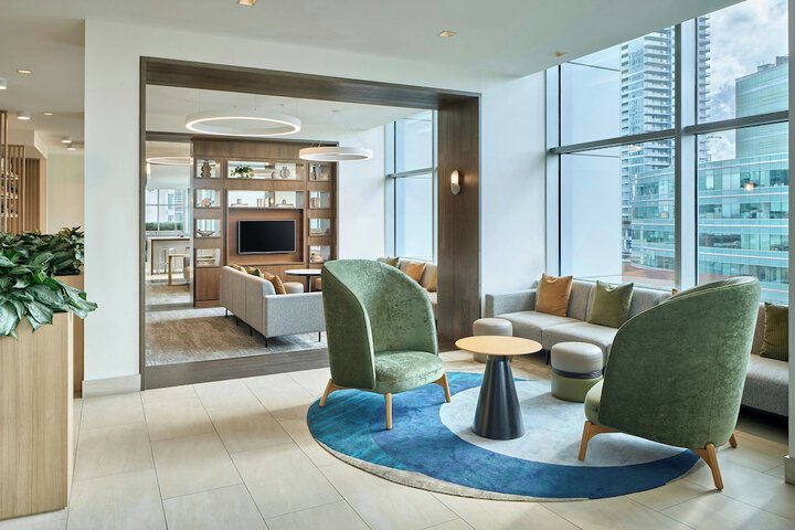 Lounge 30 of 43