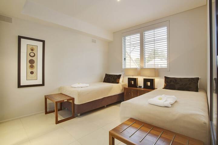 Room 6 of 164