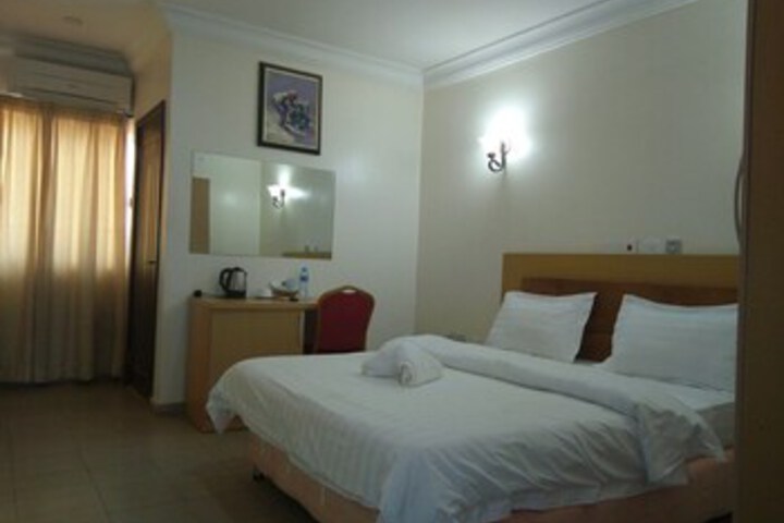 Room 32 of 34