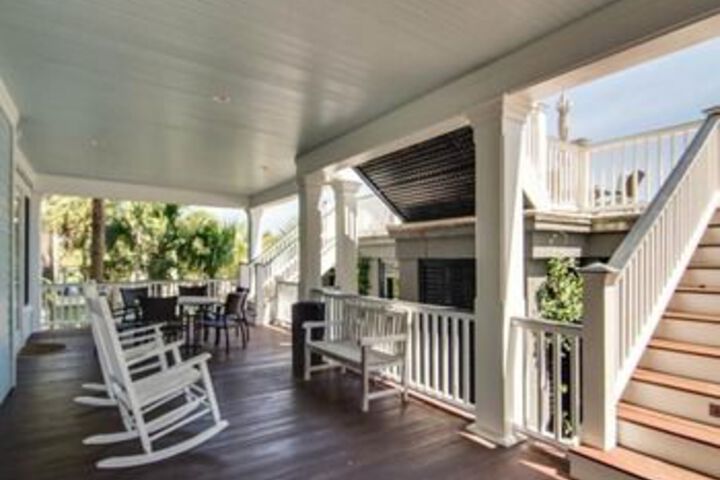 Exterior of Charleston Boulevard 118 by RedAwning