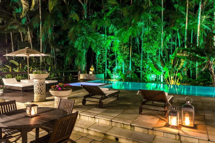 Hotel with Pool