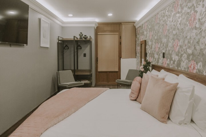 Room 4 of 18