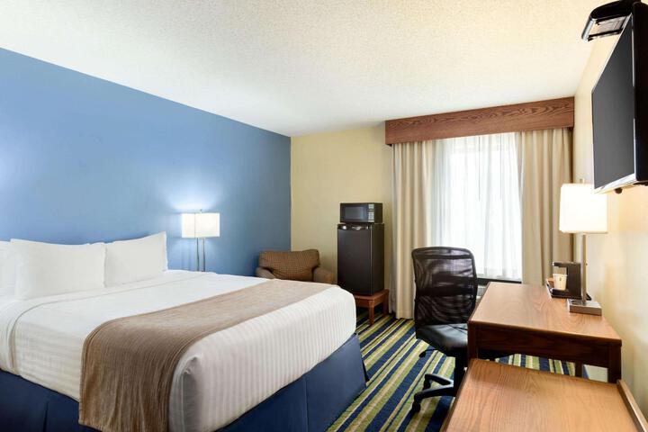 1 Queen Bed (4 of 14)