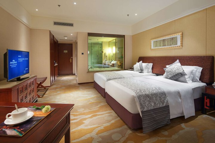 Room 10 of 28