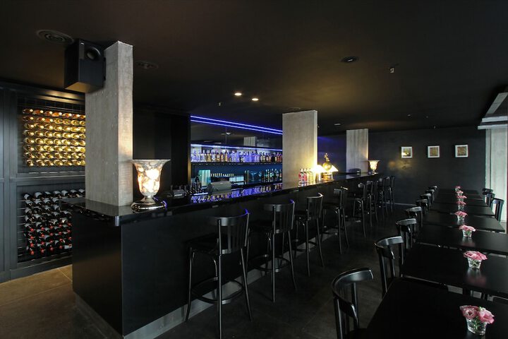 Lounge 102 of 136