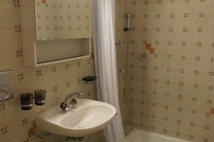 Room 32 of 49