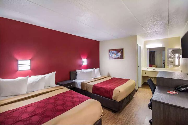 1 King Bed (4 of 7)