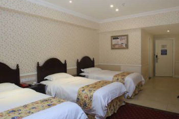 Room 6 of 8