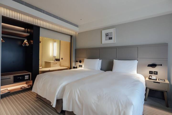 Room 16 of 83