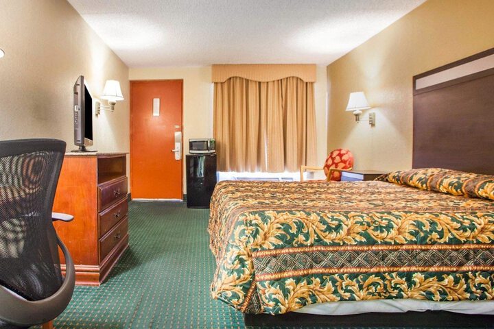 Queen Bed Accessible (2 of 9)