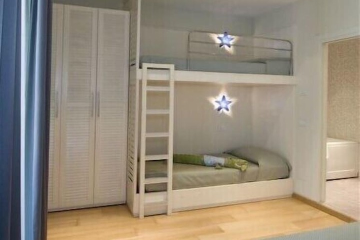 Room 17 of 92