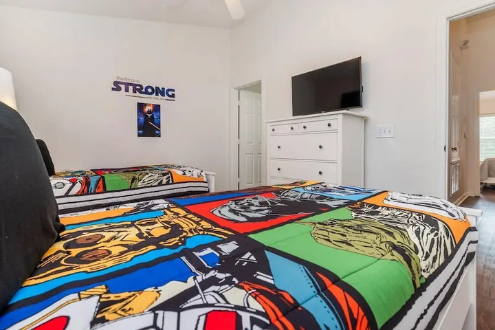 Room 4 of 18