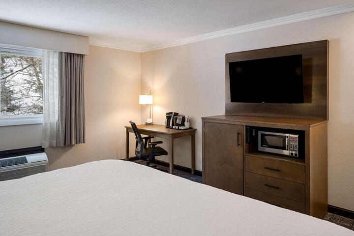 1 King Bed Desk Microwave and Refrigerator WiFi (7 of 24)
