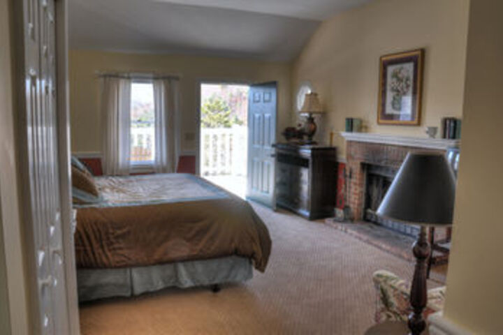 Room 25 of 28