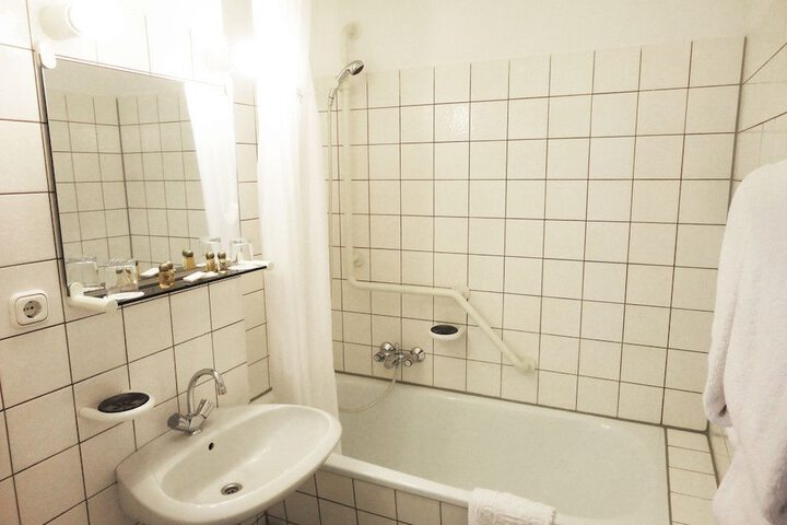 Room 15 of 34