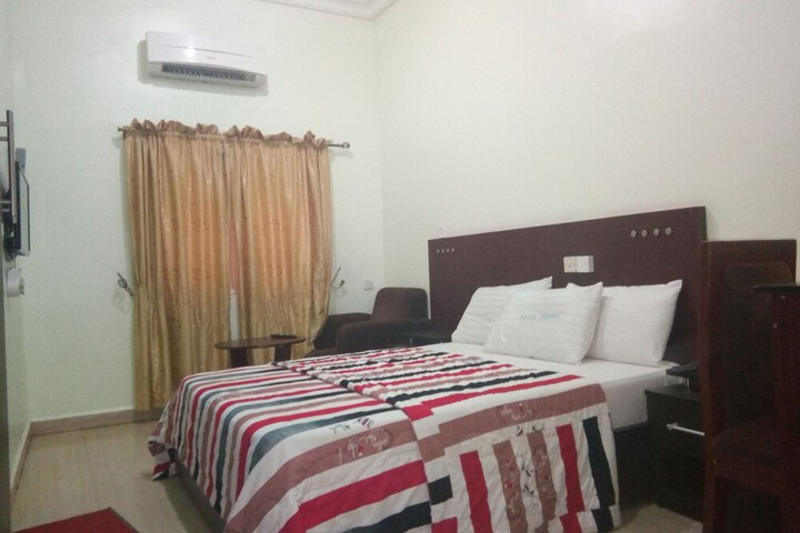 Room 6 of 25