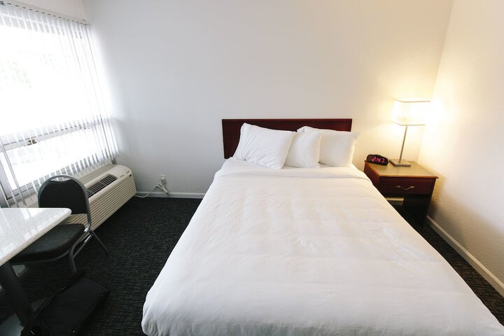 1 Queen Bed Upper Floor (26 of 28)
