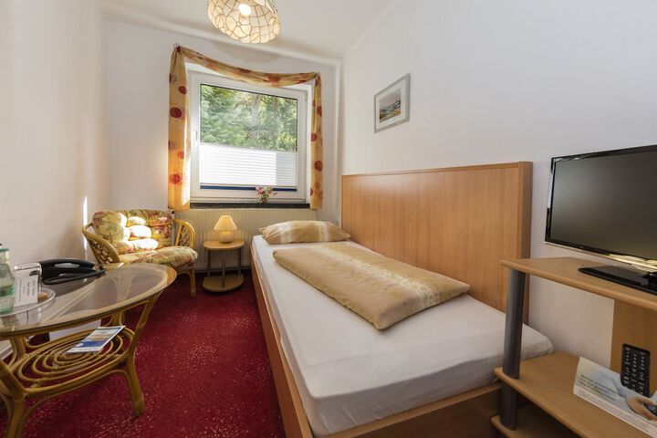 Room 6 of 18