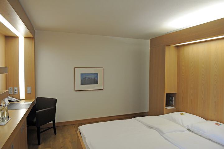 Room 10 of 68