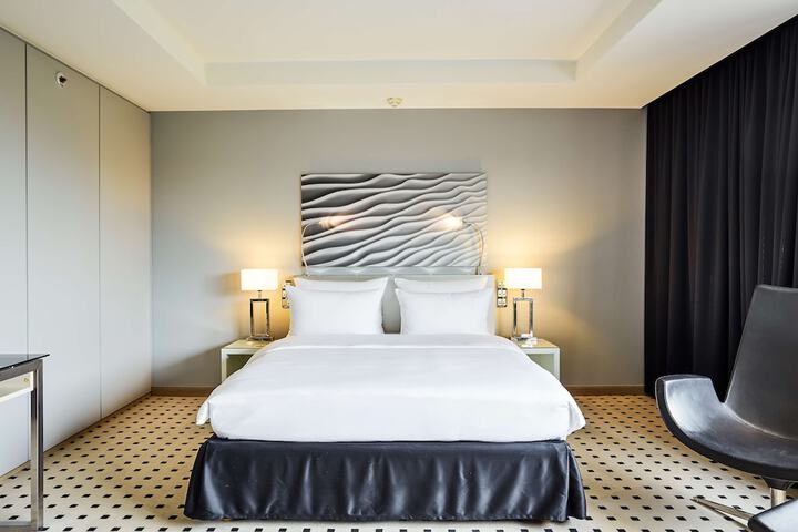Room 34 of 77