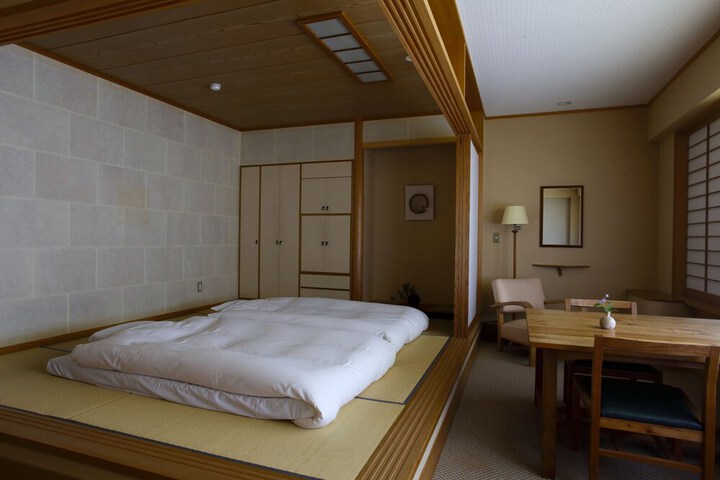 Room 4 of 38