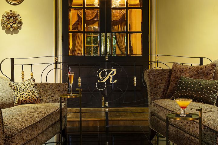 Lounge 68 of 85