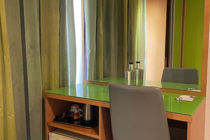Room 17 of 37