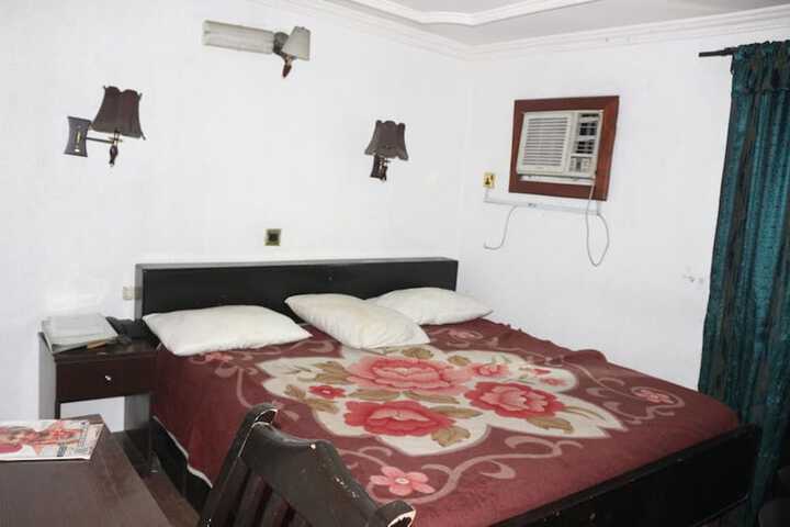 Room 4 of 18