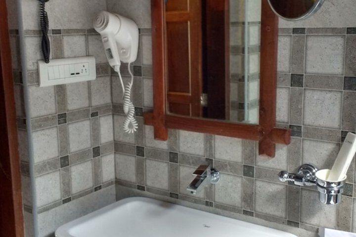 Room 26 of 38