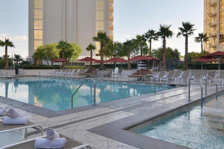 Photo of MGM Signature 19-716 Jacuzzi Studio Pool