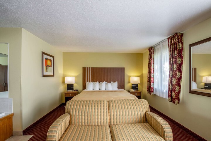 1 King Bed (4 of 12)