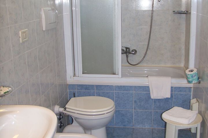 Room 16 of 32