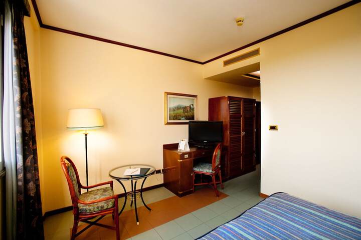 Room 5 of 91