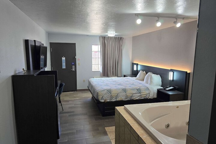 Room 14 of 28
