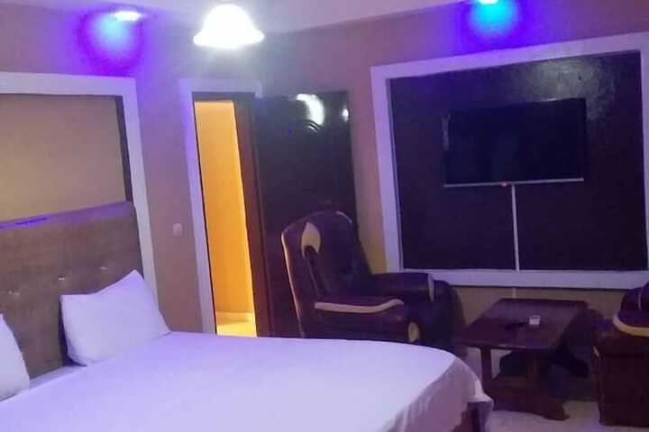 Room 6 of 28