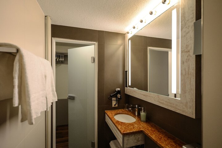 Room 35 of 47