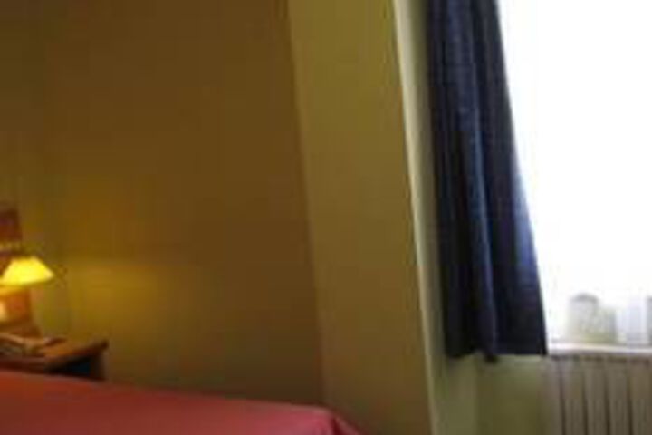 Room 9 of 28