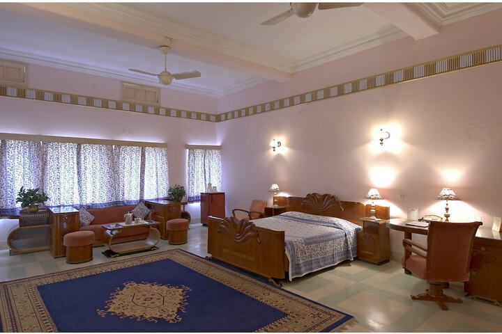 Room 4 of 63