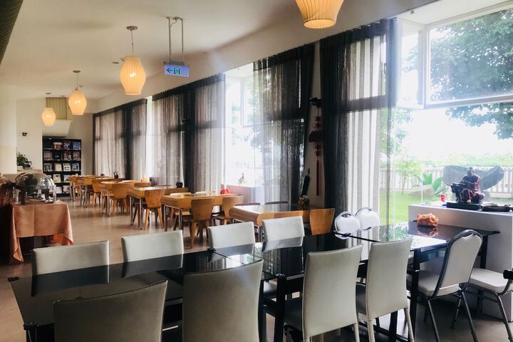 Dining 44 of 64