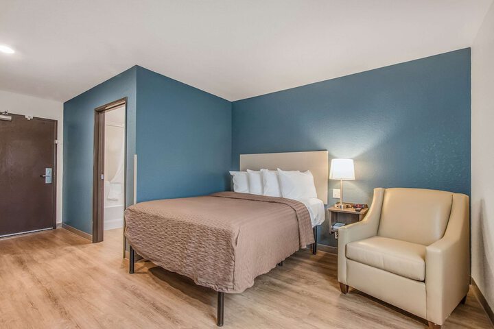 1 Queen Bed (4 of 19)