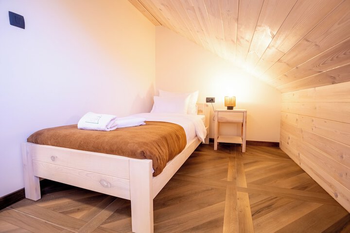 Room 5 of 33
