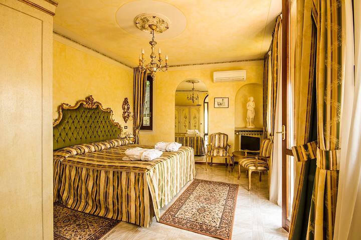 Room 11 of 25