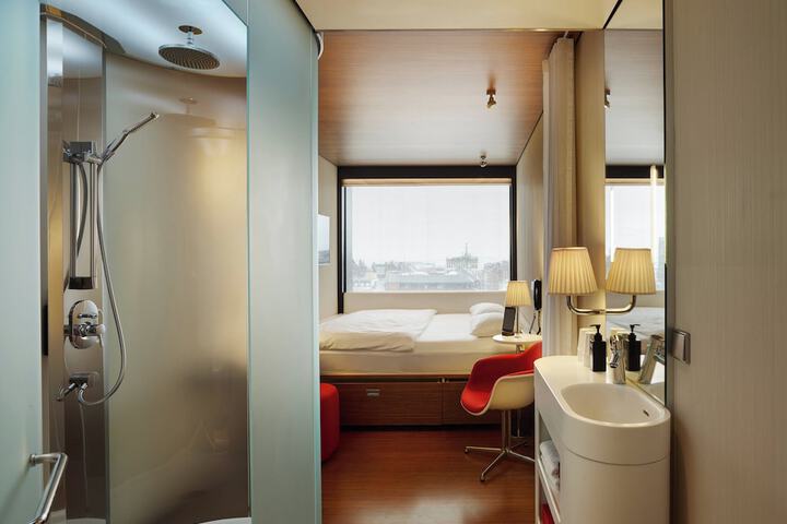 Room 17 of 60