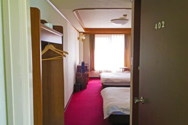 Room 13 of 18
