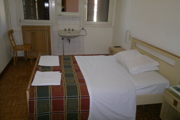 Room 6 of 34