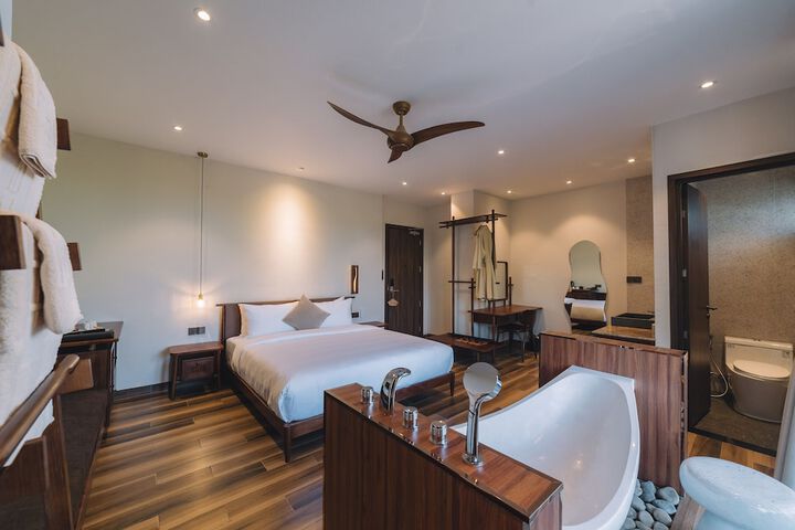 Room 52 of 210