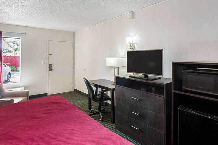 1 King Bed (4 of 10)