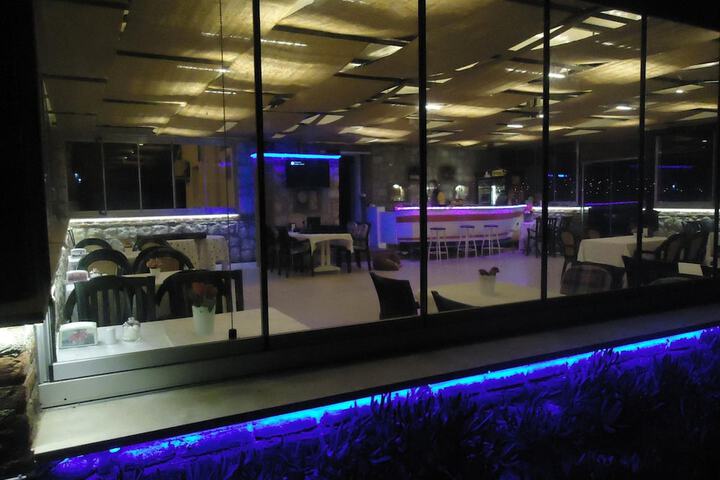 Lounge 24 of 54