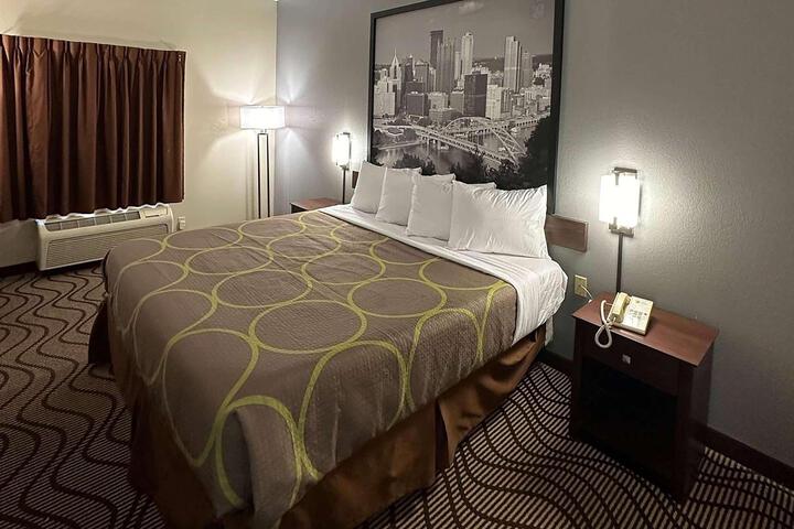 1 King Bed (4 of 5)