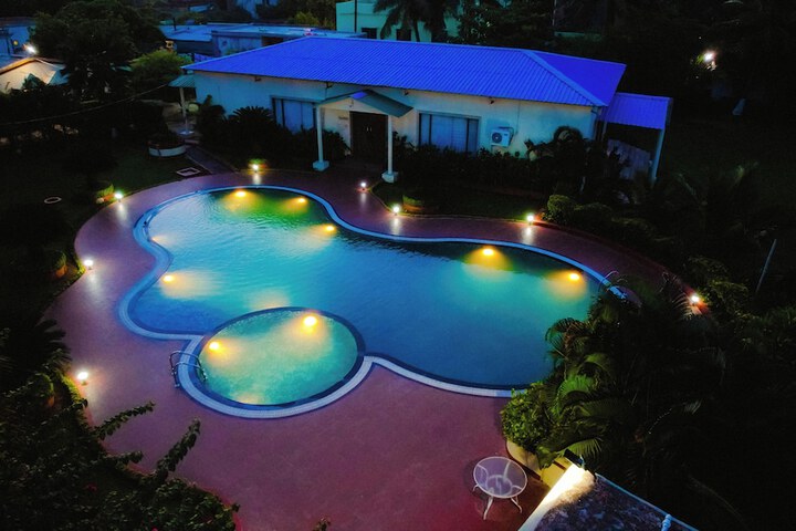 Pool Hotel